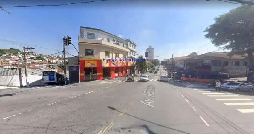Prédio misto - comercial e residencial 780m², com 03 salões comerciais, 04 banheiros e 07 apartamentos com um, dois ou três dormitórios.