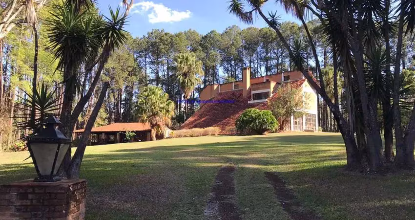 Terreno com 140.000m² à 1km da represa e a margem da rodovia com casa sobrado suiça 600m², 04 dormitórios (sendo 02 suítes), 03 banheiros