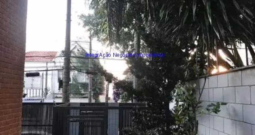 Prédio comercial 900m², térreo : 01 recepção com balcão, 01 lavabo, 01 sala de reunião, 01 salão amplo com 02 banheiros, 01 sala com lavabo,