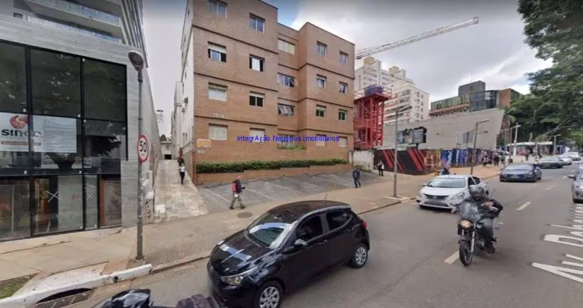Conjunto comercial 120m², 04 salas, 02 banheiros e 01 vaga na garagem.   condomínio com recepção e segurança 24hrs.  excelente localização