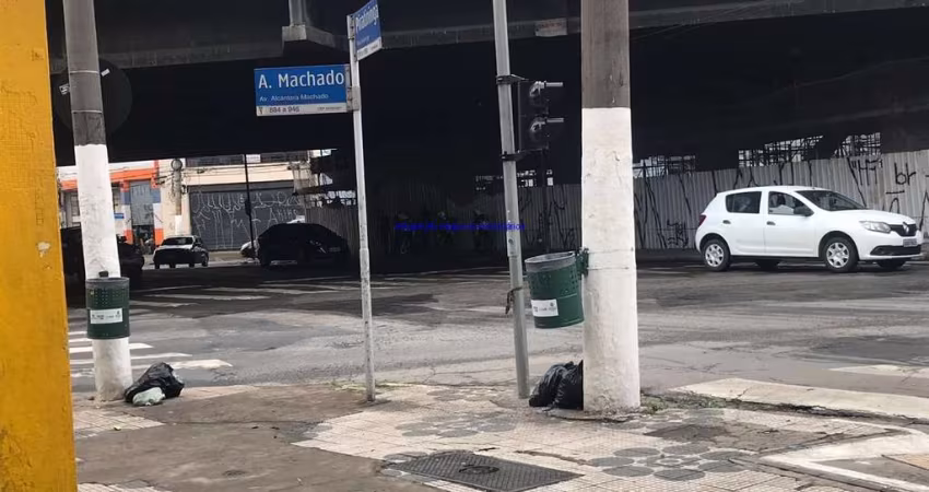 Galpão 1.196m², 01 banheiro.  Excelente localização á 9 minutos andando para a estação do metrô Brás; Entre as Ruas Barão de Jaguara, Piratininga