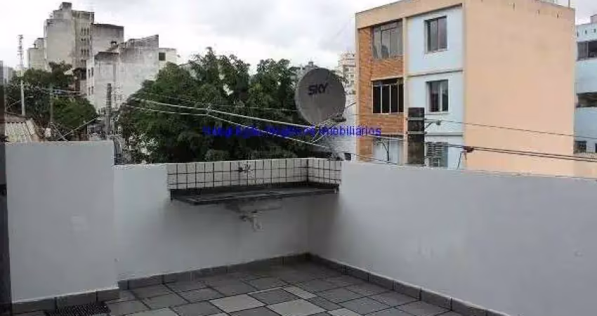 Glapão 958m², 06 banheiros; três andares com aproximadamente 320 m² por andar, elevador de carga de duas toneladas que atende os três andares