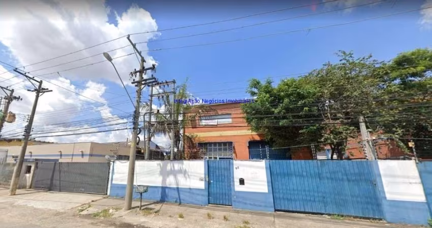 Galpão 8.328m², 01 banheiro e 02 vagas na garagem.  Excelente localização próximo a Avenida das Nações Unidas.