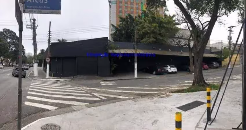 Galpão 1.500m², 02 banheiros e 40 vagas na garagem.  excelente localização entre as avenidas dos bandeirantes, carinás, alameda dos anapurus