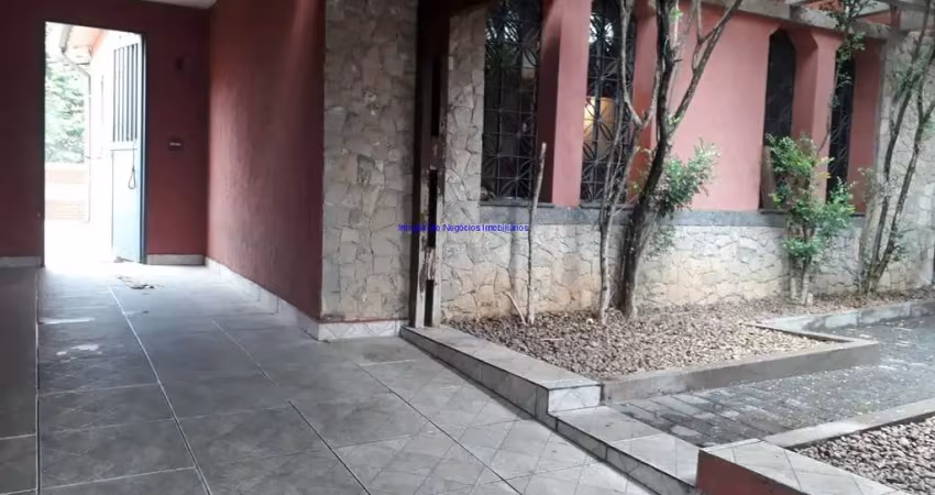 Casa 240m², 02 dormitórios, 03 banheiros e 02 vagas na garagem.  excelente localização próximo as ruas ordenações filipinas, ordenações afonsinas e fr
