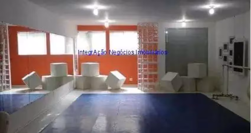 Conjunto comercial 100m², 1 sala, 2 banheiros. o espaço é adaptado para dança e treinamento funcional, com amplo espaço livre e áreas de comum acesso