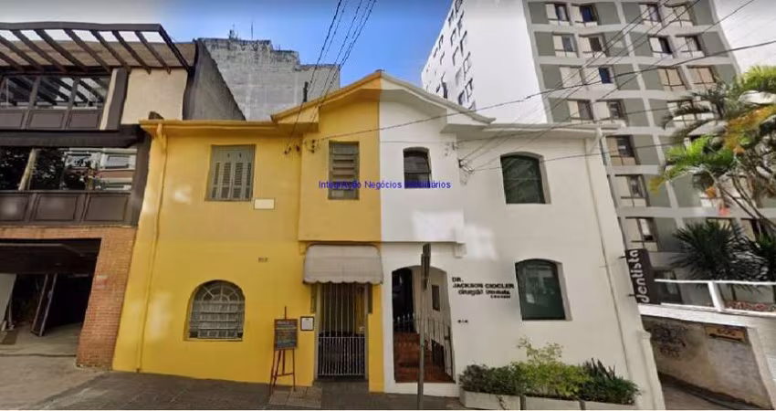 Sobrado 148m², 6 salas, 2 banheiros, cozinha, área de serviço, quintal.  Excelente localização quase esquina com a Rua Pamplona à 2 quadras da Avenida