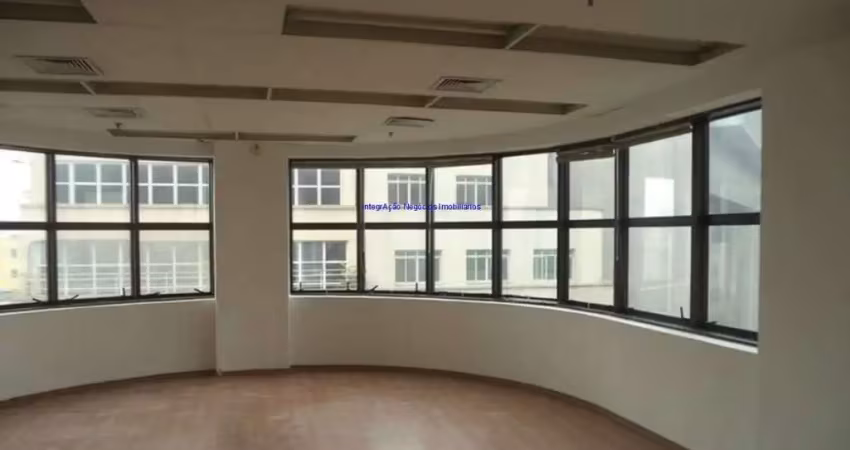 Conjunto comercial 188.28m², amplo espaço que pode ser adequado para diversas divisões conforme necessidade, 04 banheiros e 05 vaga na garagem.