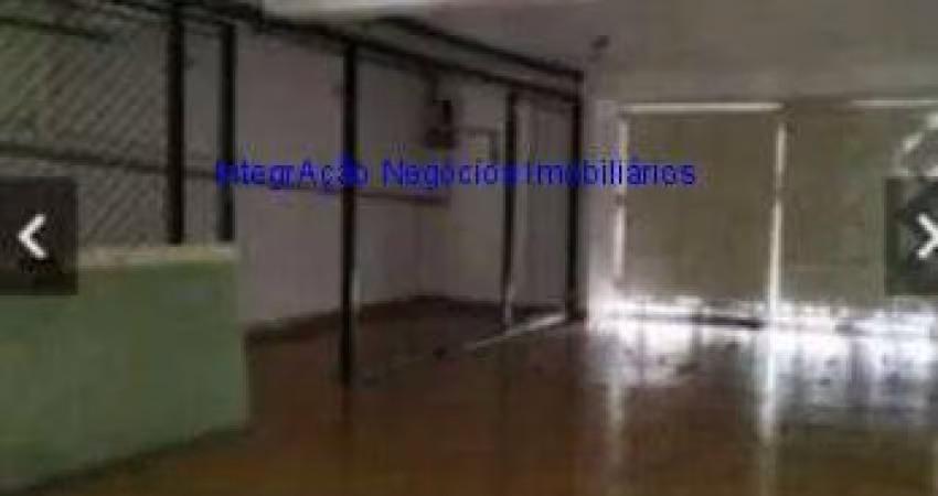 Casa 200m², 07 dormitórios sendo 01 suíte, 04 banheiros e 04 vagas na garagem. Excelente localização, próximo a Av. 23 de Maio.