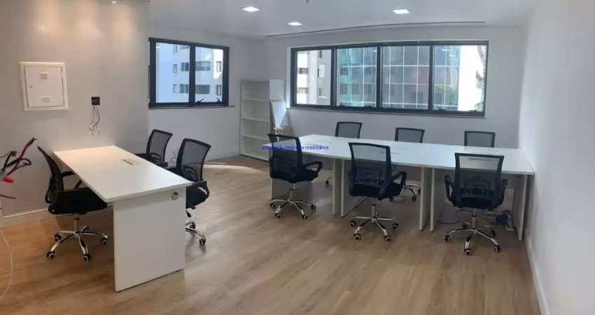 Conjunto comercial mobiliado 33,51m², 02 banheiros e 01 vaga na garagem.   condomínio com recepção e segurança 24hrs.   excelente localização