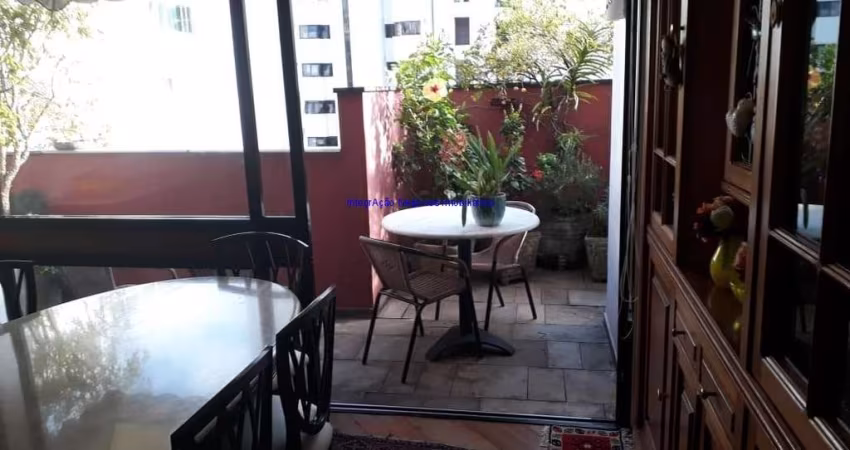Condomínio com Segurança, Portaria, Jardim, Piscina e Salão De Festa.  Excelente localização à 4 minutos caminhando para a Estação do Metrô Moema;