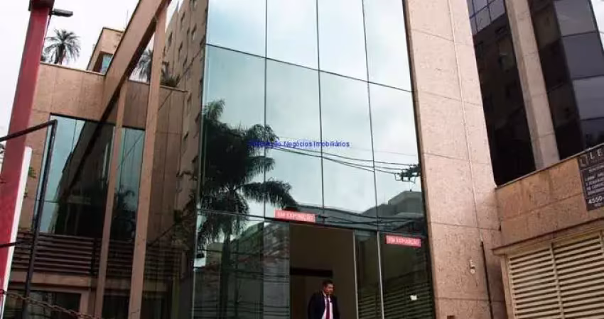 Prédio comercial 1.400m²; possui 4 pavimentos, 2 subsolos, 08 banheiros e 20 vagas na garagem.  excelente localização