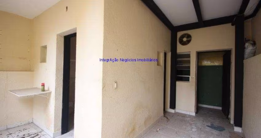 Sobrado 150m²,  3 andares: Térreo (nível da rua) com 3 salas grandes, Superior com 3 salas e 1 banheiro, Inferior (abaixo do nível da rua).