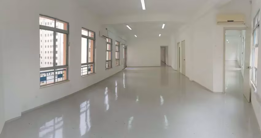 Conjunto comercial 260m², 02 banheiros. vão livre, possível de divisões, salas de reunião.   condomínio com recepção e segurança 24hrs.