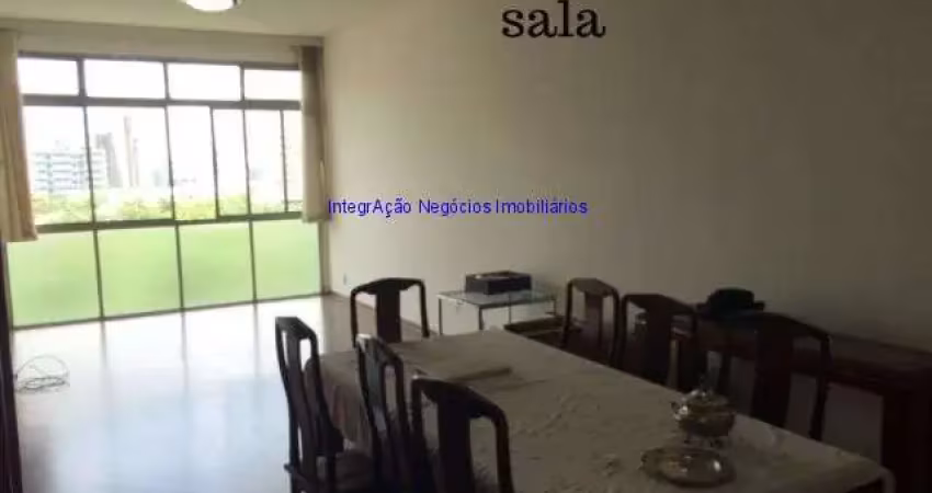 Apartamento 130m²,  são três quartos grandes, dentre eles uma suíte, todos com armários embutidos, na sala há uma estante embutida.