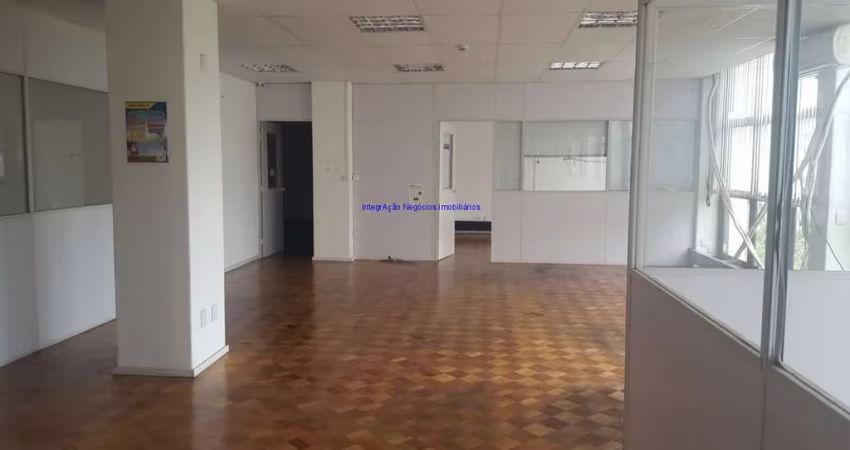Conjunto Comercial 212m², 05 banheiros, com grande quantidade de divisórias perfazendo nove salas, 35 mesas de telemarketing; Três mesas grandes