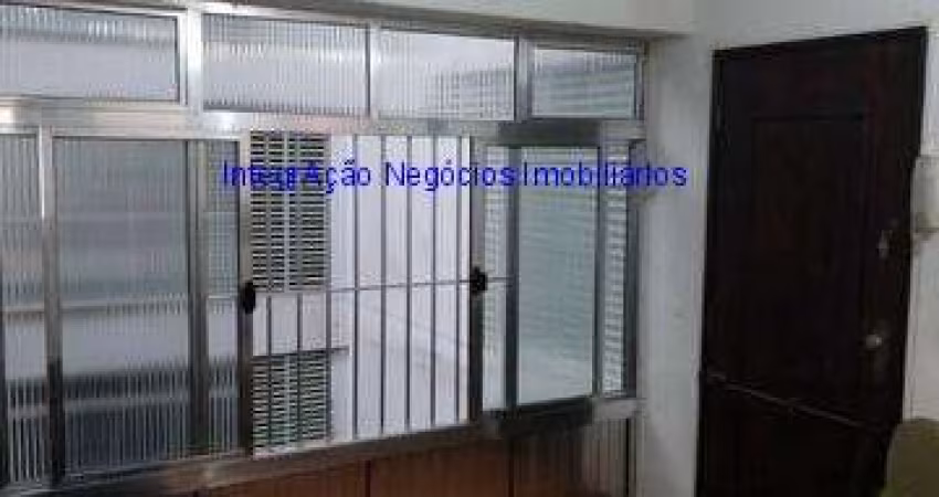 Apartamento, 51m²,  2 dormitórios, 1 banheiro, sem vaga de garagem. Possui armários no quarto e cozinha.  Condomínio com portaria 24hrs.