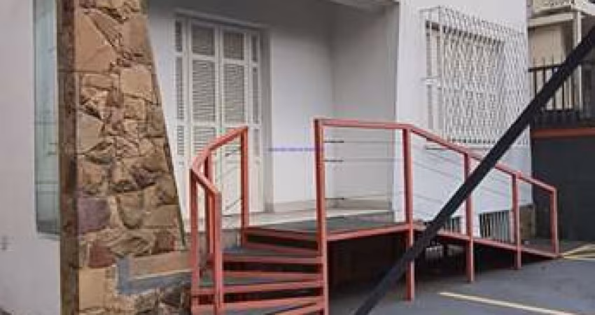Casa / Imóvel Comercial 212m², sendo 300m² de área total, com 10 salas, 4 banheiros e 8 vagas de garagem.