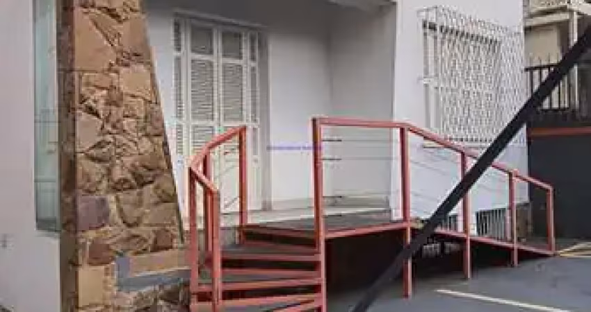 Casa / imóvel comercial 212m², sendo 300m² de área total, com 10 salas, 4 banheiros e 8 vagas de garagem.
