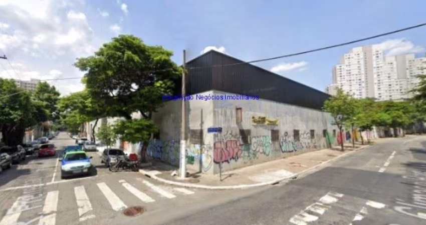 Galpão 3300m² e 10 banheiros.  Excelente localização entre as Ruas Serra de Paracaina, Alexandrino da Silveira Bueno e Avenida do  Estado.