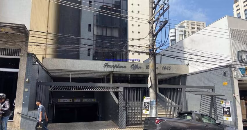 Conjunto Comercial 35m², 01 banheiro e 01 vaga na garagem.   Condomínio com recepção e segurança 24hrs.  Excelente localização
