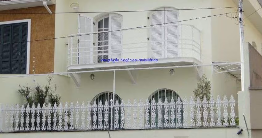 Sobrado Comercial 240m², 011 salas, 05 banheiros e 02 vagas na garagem.  Excelente localização entre as Ruas Eça de Queiróz, Coronel Oscar Porto