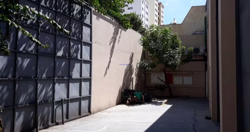 Galpão 805m².  Excelente localização entre as Ruas do Lavapés, Scuervo e dos Tapes. Próximo da estação do metrô São Joaquim.