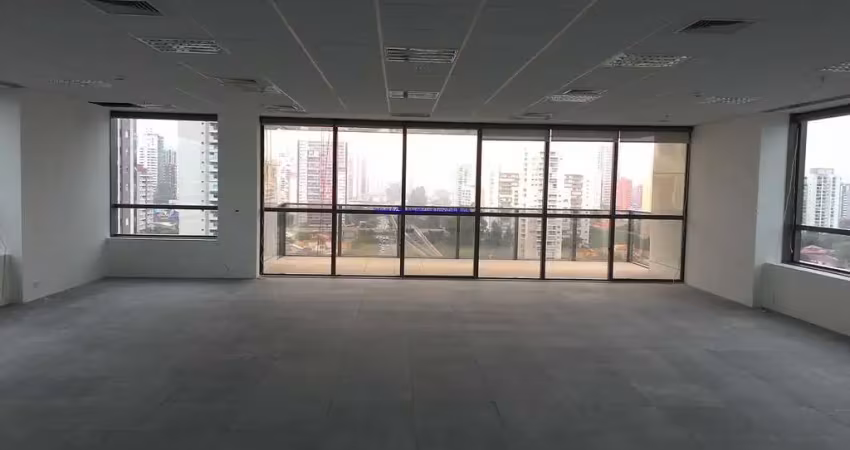 Condominio com portaria e segurança.  ao lado da berrini, marg. pinheiros, estação campo belo do metro, região de excelente infraestrutura.