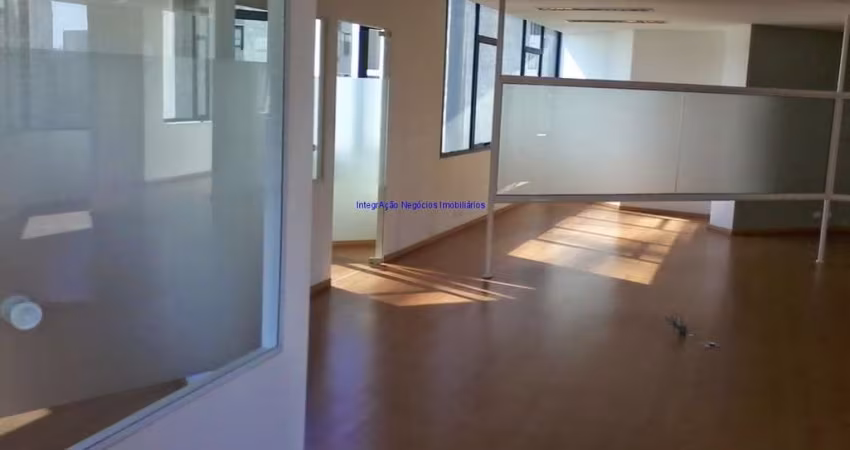 Conjunto comercial 139,57m²,  em bom estado de conservação, com copa, banheiros, 2 vagas de garagem, ar condicionado. Ótima localização na esquina.