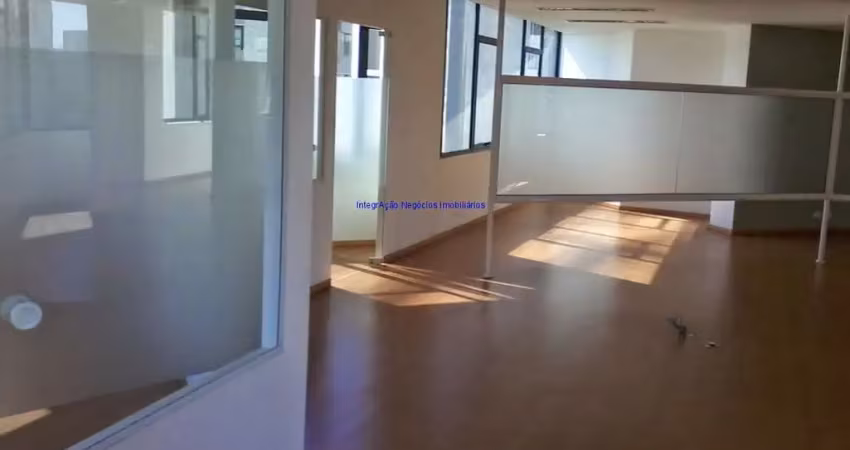 Conjunto comercial 139,57m²,  em bom estado de conservação, com copa, banheiros, 2 vagas de garagem, ar condicionado. ótima localização na esquina.