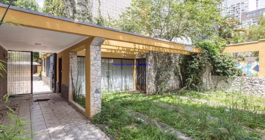 Sobrado 237 m², 02 dormitórios (sendo 01 suíte ), 02 banheiros e 04 vagas  de garagem.  Excelente localização