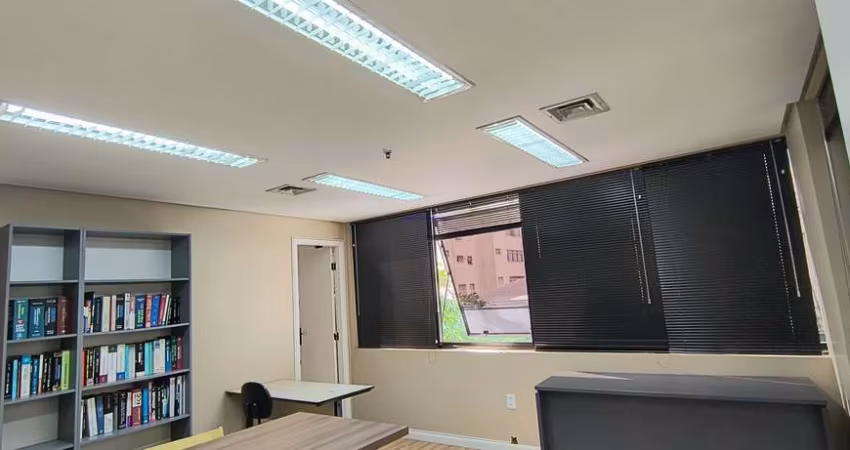 Conjunto Comercial 35m²,  01 banheiro e 01 vaga de garagem.  Condomínio com portaria, segurança e recepção.  Excelente localização á 7 minutos andando