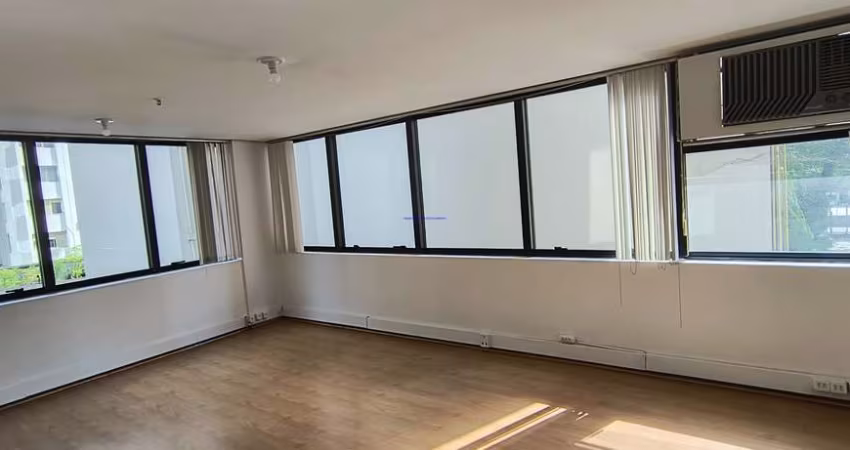 Conjunto Comercial 35m²,  02 banheiros e 01 vaga de garagem.  Condomínio com portaria, segurança e recepção.  Excelente localização
