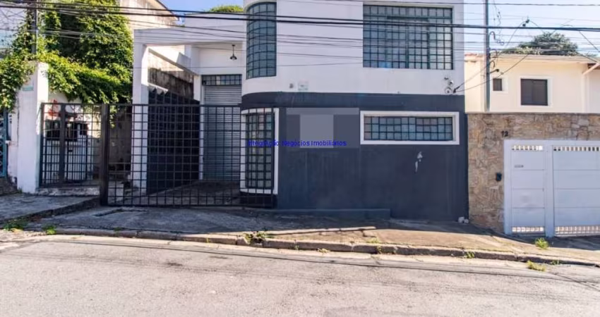 Galpão 600m², 02 banheiros e 02 vagas de garagem.  Excelente localização, entre as Ruas Dinieper, Andre Kohle e Camburiú.