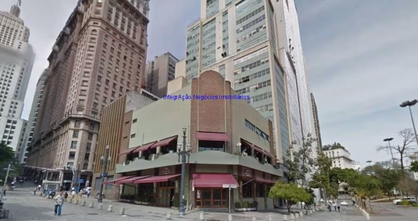 Galpão 1.463m² e 02 banheiros.  Excelente localização, á 2 minutos andando para a estação do metrô São Bento; Entre a Rua Libero Badaró