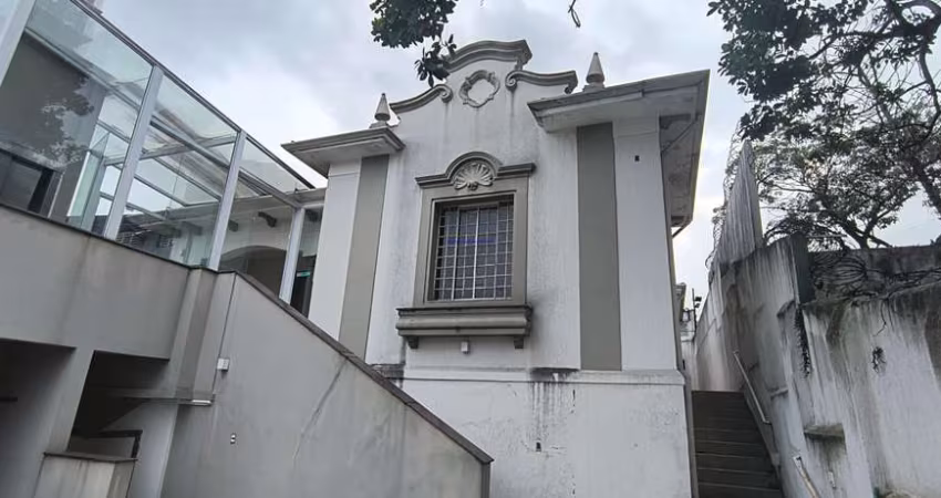 Casa 300m², 05 dormitórios (sendo suítes), 07 banheiros e 03 vagas de garagem.  Excelente localização entre as Ruas Voluntários da Pátria