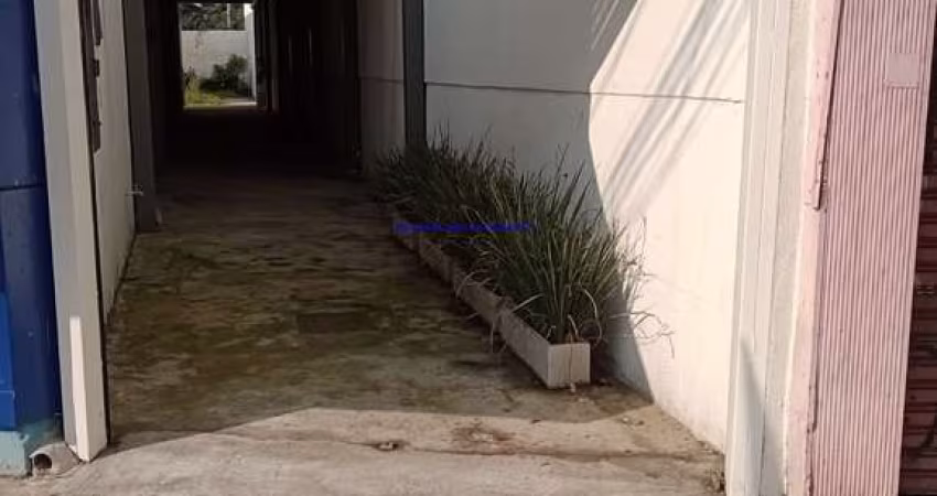 Loja 240m², sendo 150m² no térreo e 90m² no piso superior e 01 banheiro.  Excelente localização á 6 minutos andando para a estação do metro Ana Rosa
