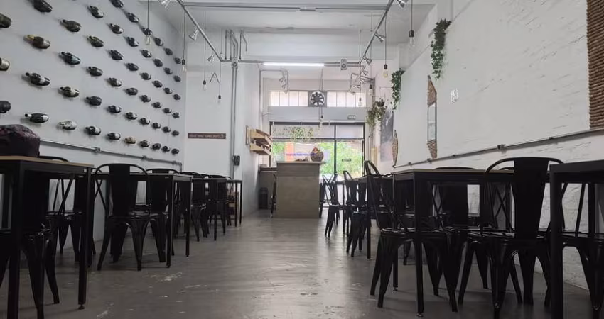 Loja 100m² e 02 banheiros.  Excelente localização, á 8 minutos andando para a estação do metrô Sumaré; Entre as Ruas Galeno de Almeida, Arruda Alvim
