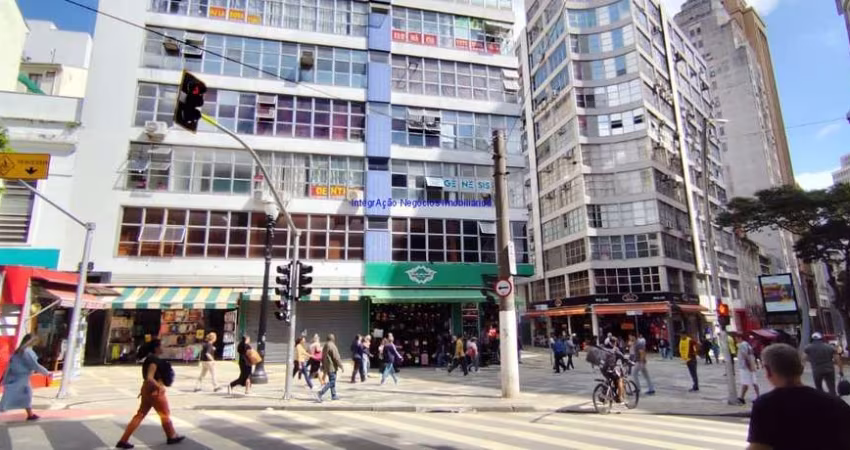 Conjunto comercial 147,98m², 03 salas, 01 copa e 02 banheiros.  Condomínio com portaria e recepção.  Excelente localização