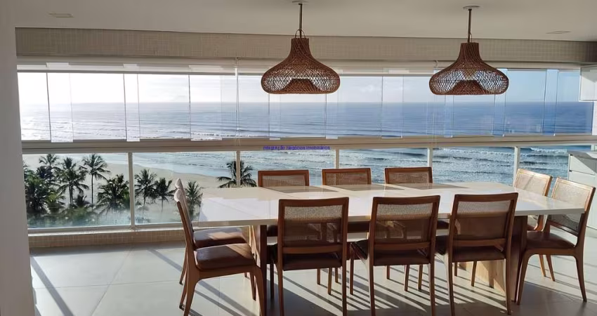 Apartamento Cobertura MOBILIADO 300m², 05 dormitórios (sendo suítes), 06 banheiros e 03 vagas de garagem.  Condomínio com portaria, segurança, piscina