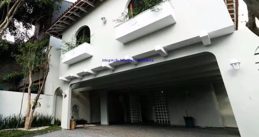 Casa comercial com 600 m², 18 cômodos, 6 banheiros e 6 vagas. anteriormente utilizada como loja.   bairro conhecido por sua infraestrutura moderna,