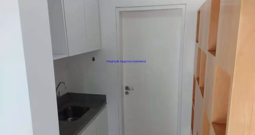 Conjunto comercial 47 m², 01 banheiro e 01 vaga na garagem. possui copa equipada com armários, piso elevado com carpete, forro colmeia importado marca