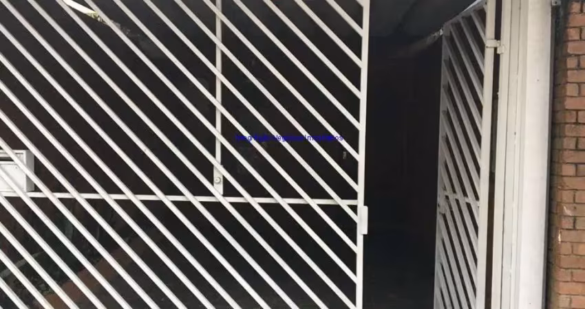 Casa 140m², 02 dormitórios, 02 banheiros e 01 vaga na garagem.  excelente localização á 10 minutos andando par aa estação do metrô eucaliptos;