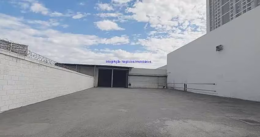Galpão 800 m² e 04 banheiros.  excelente localização entre as ruas werner von siemens, professora suraia aidar menon e avenida ermano marchetti.
