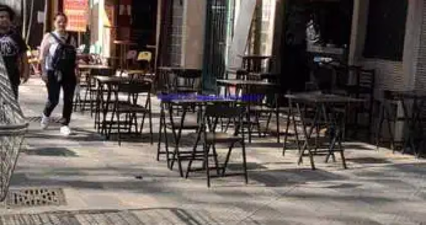 Loja 72m² e 02 banheiros.  excelente localização á 6 minutos andando para a estação do metrô republica; entre a rua vitoria e avenida são joão.