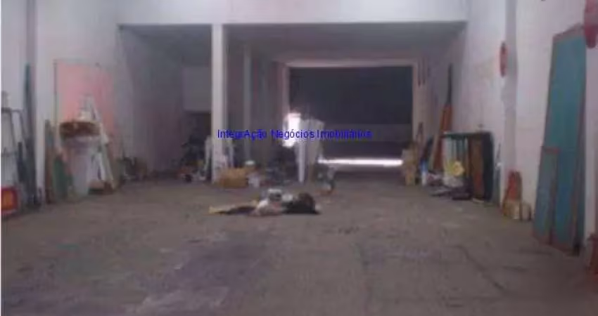 Golpão 650m², 02 andares, 1º andar: vão livre vestuário com dois banheiros, cozinha com refeitório pequeno, 2º andar: sala comercial com 02 banheiros