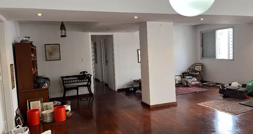 Lindo e amplo apartamento com excelente localização em Perdizes.