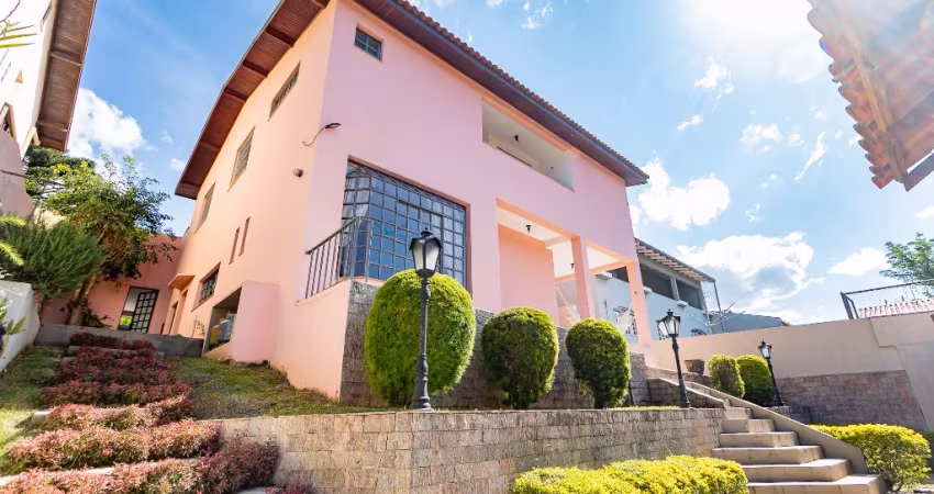 Linda casa no Bairro Ahú.