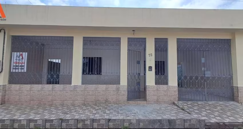 Casa no Conjunto Maguari - quatro quartos sendo duas suítes
