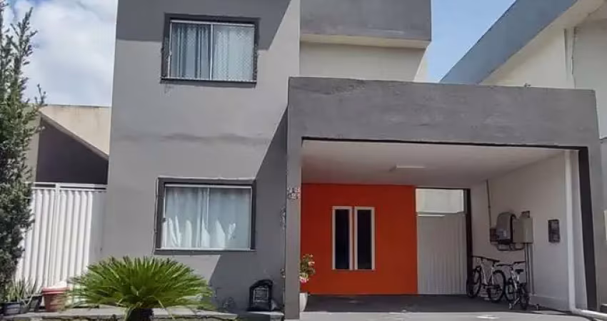 CASA DE 2 PAVIMENTOS EM CONDOMÍNIO FECHADO COM 5 QUARTOS SENDO 4 SUÍTES! ÁREA PRIVATIVA DE 250M². 01 VAGA DE GARAGEM. NASCENTE.